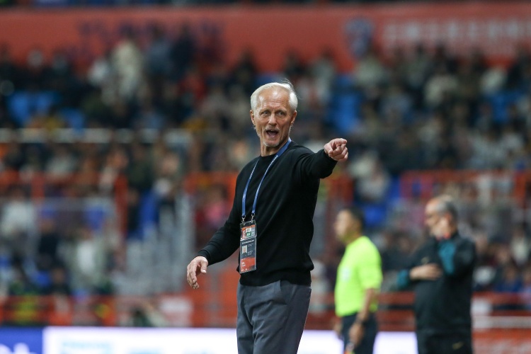 自己站在点, 足球报, 造出更多的